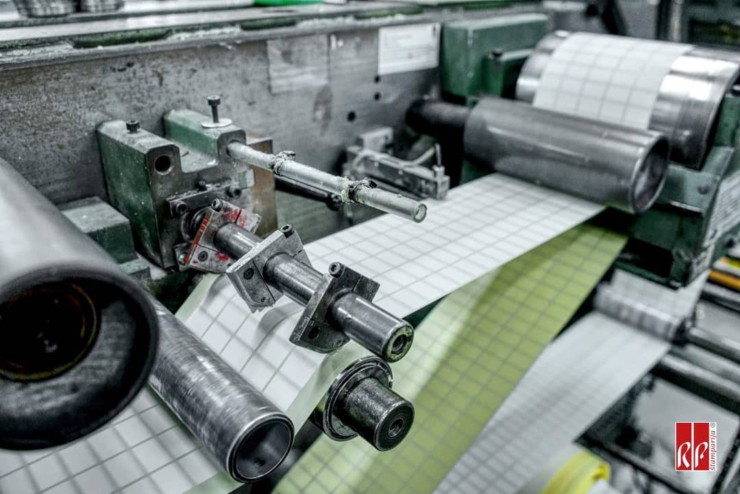 Odvajanje viška materijala sa trake etiketa
